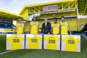 Chukwueze, Yeremy, Capoue y Parejo recibieron una camiseta conmemorativa de manos del presidente Fernando Roig