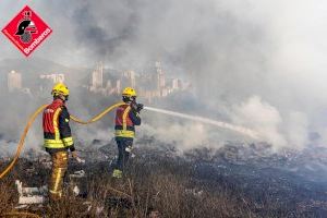 Continua activo el incendio en un descampado de Benidorm próximo a una zona de discotecas