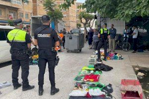 Desmantellen un top manta amb roba de segona mà a Alacant gràcies a les queixes veïnals