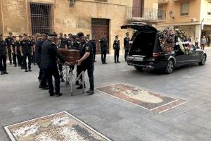 Despedida en la basílica de Santa María al fallecido Manuel Calvache, antiguo jefe y gran renovador de la Policía Local de Elche