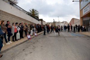 Una multitud arropa a Régulo Lorente en su despedida como médico de Benitatxell durante 40 años