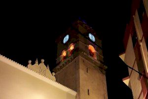 Villena ilumina de naranja el campanario de la Iglesia de Santa María en conmemoración del día Nacional de la Epilepsia