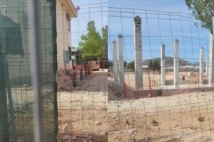 Las familias del colegio Escriptor Canyís de Monóvar se manifiestan ante la "paralización de las obras del centro"