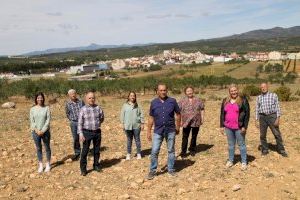 Fernando Portolés proyecta una nueva pista de pádel y la mejora del frontón para incentivar el deporte en Benlloc