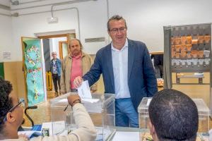 Toni Pérez vota en el Leonor Canalejas, su «colegio de siempre»