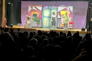 Escolares de primaria asisten a “El Sindicat” a presenciar teatro en inglés