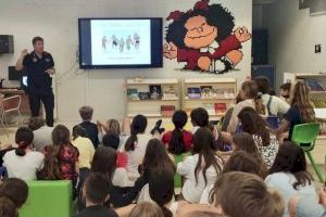 Los niños de El Campello aprenden a utilizar la pirotecnia de forma segura y los peligros de las corrientes  marinas