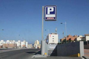 El parking de Els Furs de El Campello vuelve a cobrar por sus servicios