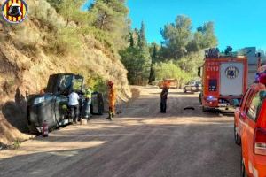 Excarcelan a una mujer de avanzada edad tras volcar el coche en Serra