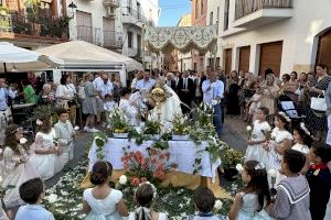 La procesión de “Corpus Cristi” llenó de flores y “comuniantes” las calles de La Nucía