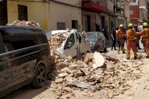 Una casa se derrumba sobre la calle en Alginet