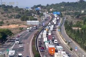 Un accident al 'bypass' de València col·lapsa l'A-7 en direcció Alacant