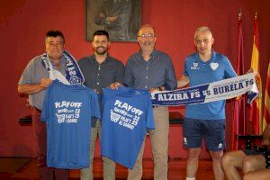 El regidor de deportes asiste a la recepción en el ayuntamiento al Club de Fútbol Sala Alzira