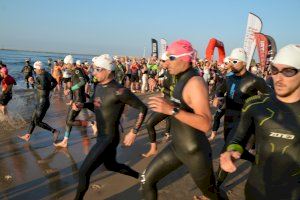 Més de 500 triatletes prenen Borriana amb el triatló Infinitri