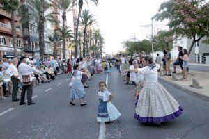 El Grau de Castelló ix al carrer amb la Cavalcada de Sant Pere