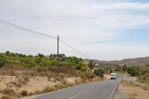 Dos heridos al colisionar dos coches en un camino de Elche