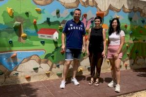 El Ayuntamiento de La Nucía invierte 7.000 euros en el rocódromo del Cole Sant Rafael