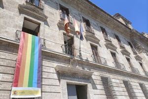 Pilar Bernabé despliega la bandera LGTBI  en la sede de la Delegación del Gobierno en conmemoración del Día del Orgullo
