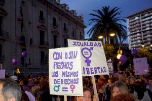 Anuncian una concentración feminista a las puertas de les Corts para denunciar el "pacto de la vergüenza" entre PP y Vox