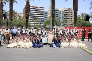 Las Reinas Falleras encabezan la delegación de Burriana en Fogueres de Alicante