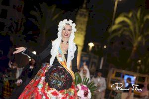 Alacant ret homenatge a la seua patrona: 10.000 fidels li porten flors en una ofrena multitudinària