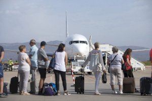 Treinta pasajeros bebidos obligan a intervenir a la Guardia Civil en un vuelo Bristol-Alicante