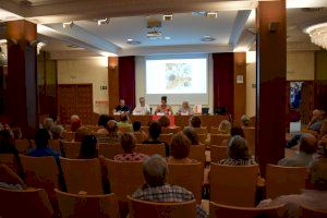 El catedrático de la UA Juan Antonio Roche recoge en un libro el arte hecho por mujeres en Alicante desde 1950