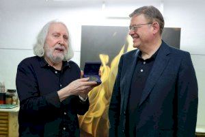 Ximo Puig entrega la Distinción de la Generalitat al Mérito Cultural al artista alcoyano Antoni Miró