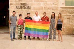 Compromís denuncia que el sectarismo de PP y VOX impide que la bandera del Orgullo LGTBI luzca hoy en Les Corts