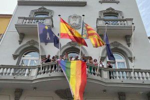 La Vall d'Uixó celebra el Día del Orgullo LGTBI+ con el despliegue de la bandera