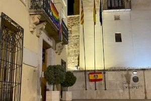 Albaida denunciarà a l'home que va llevar la bandera LGTBI de l'Ajuntament per a posar la franquista