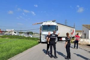 Un camió xoca contra un pal a Alboraia i deixa part del terme sense telèfon