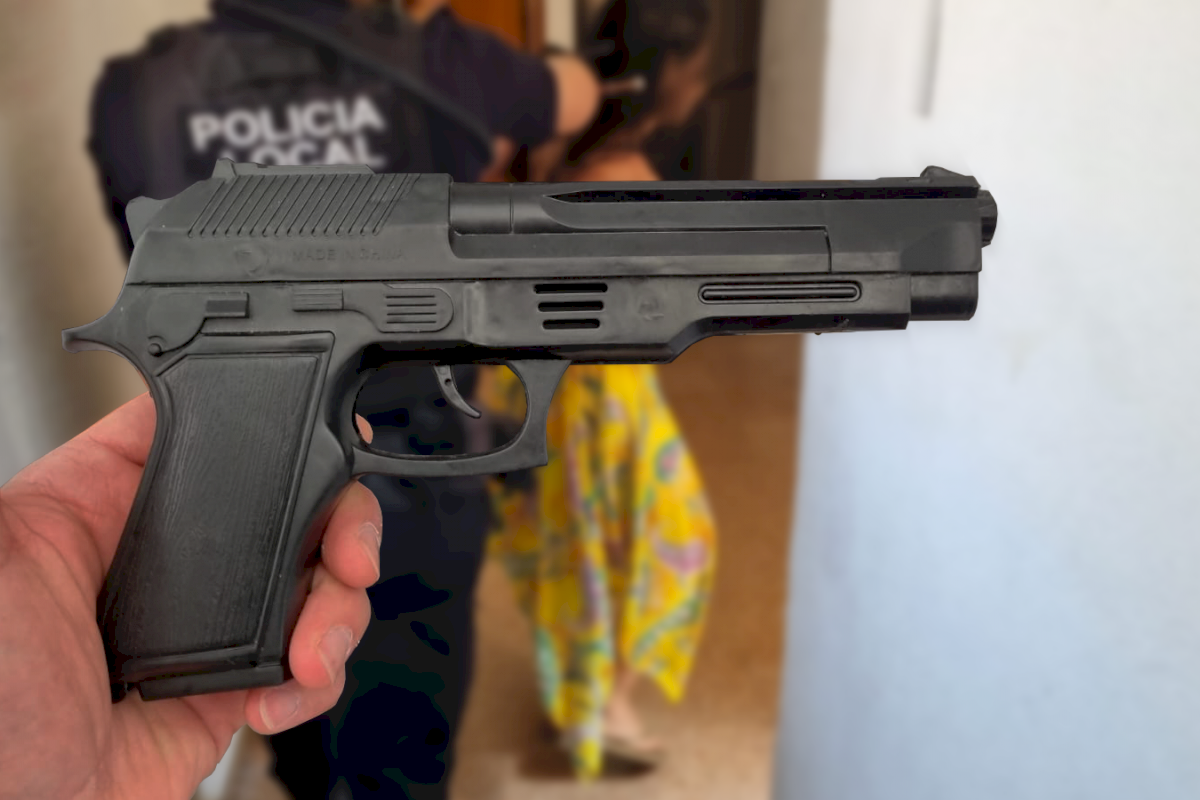 La Policía Local de Rota incauta una pistola de balines de plástico usada  contra las personas