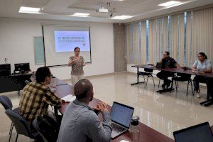 La profesora de la UMH Montserrat Jurado explica a doctorandos en México pautas para mejorar la presentación de artículos científicos