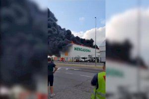 El incendio de la nave de Mercadona en Ribarroja tardará horas en extinguirse pero no afectará a la distribución en tiendas