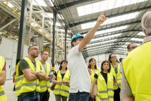 Estudiantado del Máster en Tecnología Cerámica de la UJI visita la nueva planta de Younexa del Grupo Altadia en Vall d’Alba