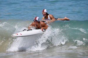 Dos participantes en la prueba de Rescate con tabla de salvamento en la categoría júnior femenina