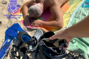 Agente de la Policía Nacional fuera de servicio, detiene infraganti a un varón por un delito de hurto en una playa de Benidorm