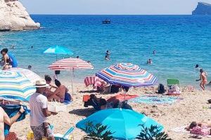 Los mojiteros, cuberos y falsos masajistas invaden las playas de Benidorm ante la dejadez del Gobierno local