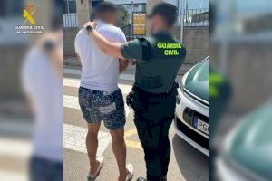 La Guardia Civil detiene en Calpe a dos hombres reclamados por la justicia por robos violentos