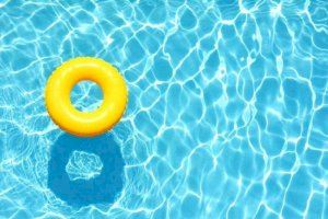 Una niña de 6 años, a punto de ahogarse en una piscina de Dos Aguas