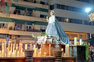 La Reina Cristiana, María Muñoz, de la compañía Contrabandistas, deslumbró con más de 200 velas sobre su carroza en el desfile cristiano