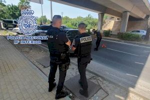 Agentes de la Policía Nacional y de la Policía Nacional de Francia patrullan juntos en Benidorm para reforzar la atención a los turistas