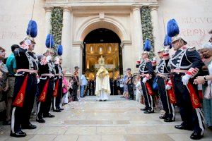 La Virgen del Remedio procesiona junto a la Santa Faz con la saya de su Coronación Pontificia de hace 25 años