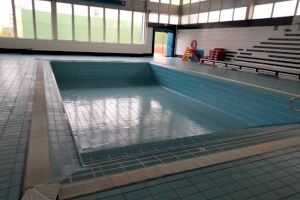 La piscina coberta municipal du a terme les faenes de manteniment anual