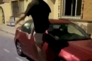 VIDEO | Unos jóvenes vándalos se divierten en Alicante rompiendo coches y motos y lo graban para inmortalizarlo