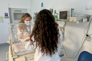 El hospital de Torrevieja incorpora mantas de fototerapia para tratar la ictericia en bebés y mejorar el apego de la madre
