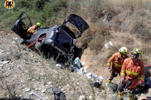 Un atrapado al volcar con su coche en la A-35 en Moixent