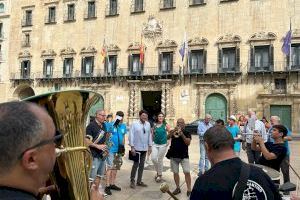 La Comisión de Fiestas de San Roque prologa la procesión de esta tarde con un pasacalles en la Plaza del Ayuntamiento