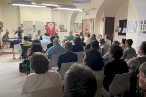 La Casa de Cultura d'Altea va acollir la presentació del llibre ‘Contes a la fosca’ davant un auditori ple